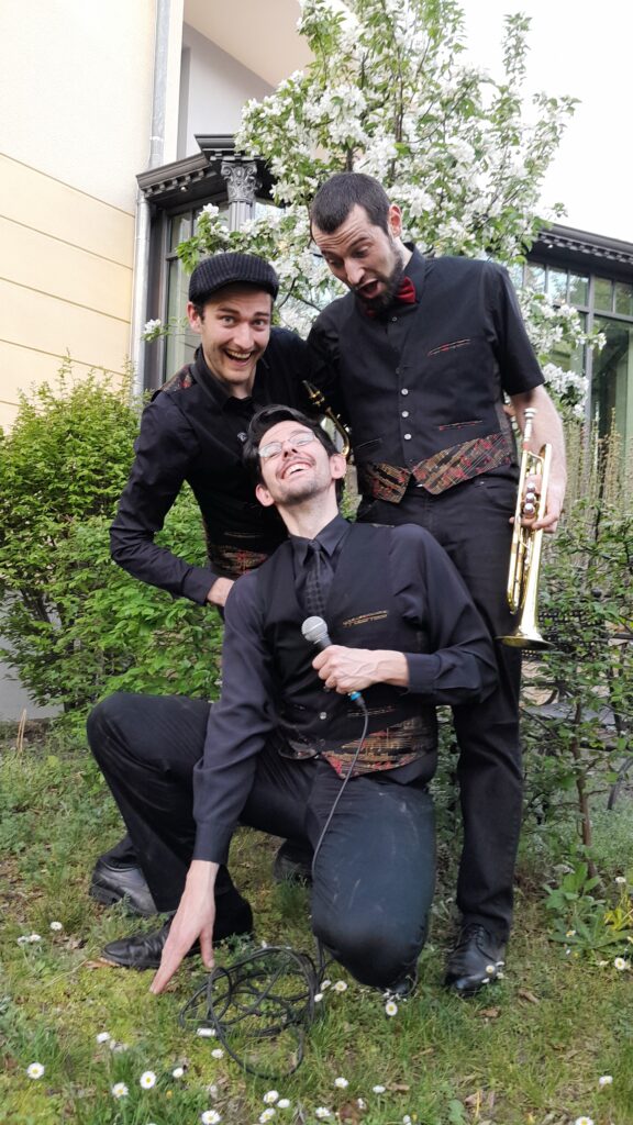 Die 3 vom SwingTanzTrio im schicken Konzertoutfit