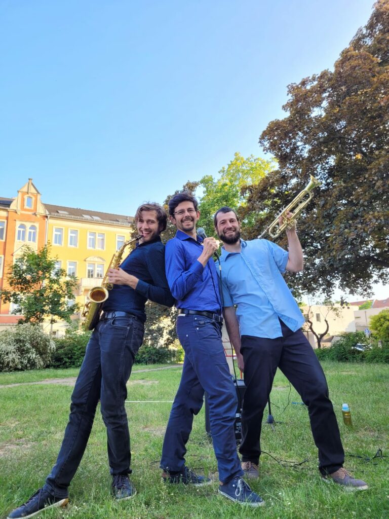 farblich gut abgestimmtes Bild vom frisch gegründeten Swingtanztrio