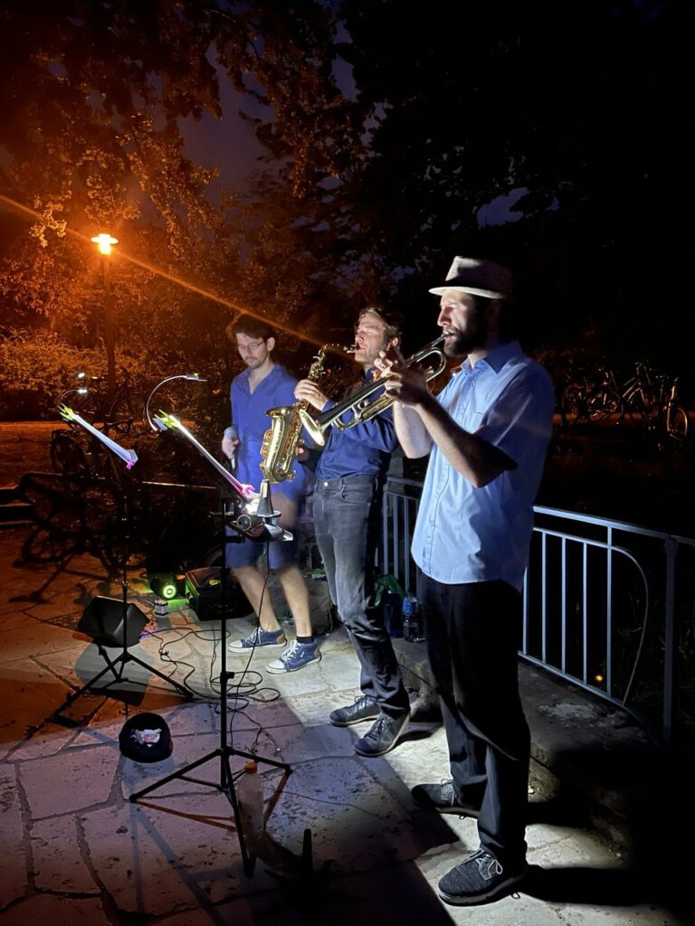 Zu später Stunde spielt das SwingTanzTrio zum Swingtanz in Leipzig